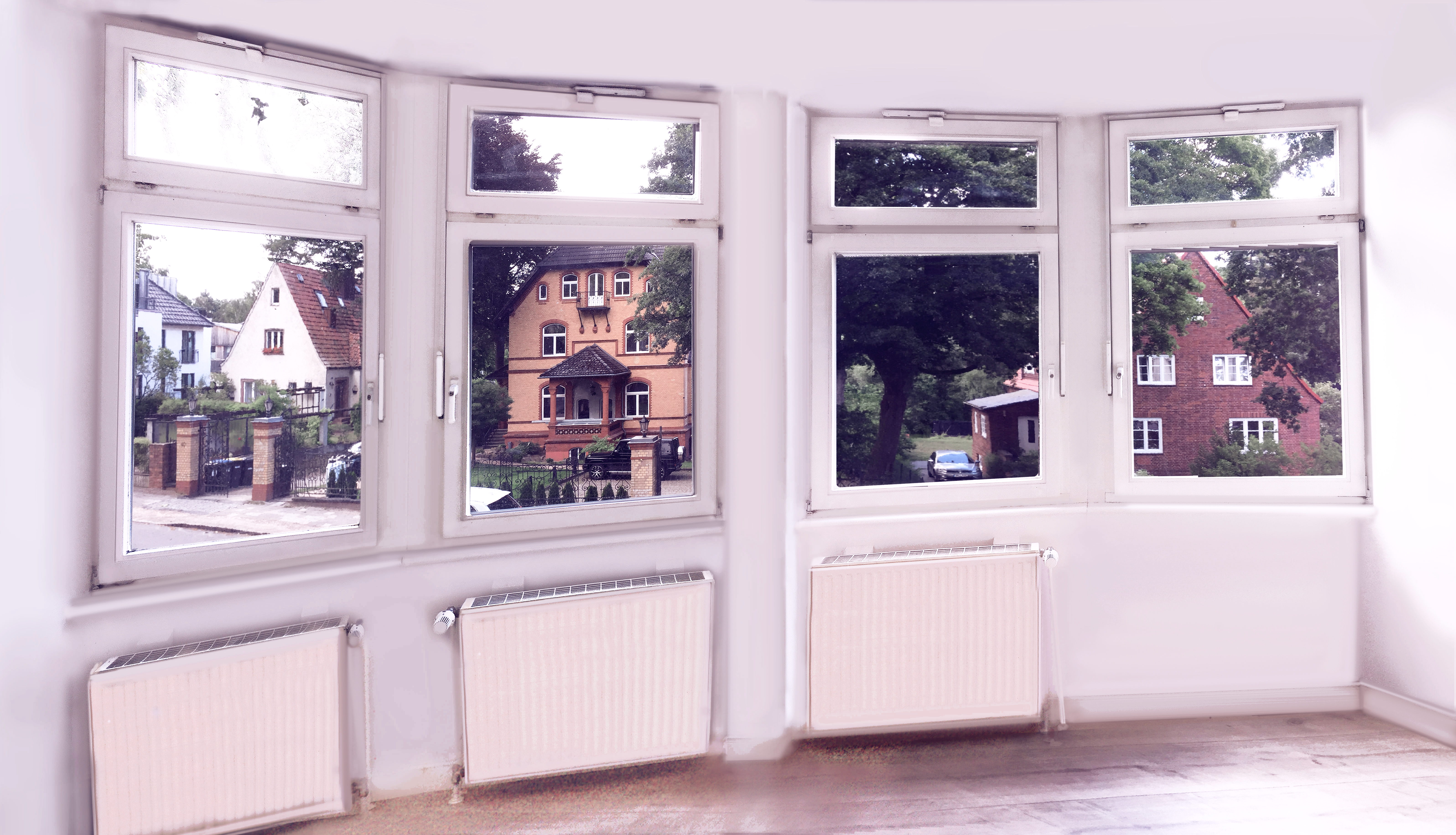 Balkonzimmer mit weiter Fensterfront