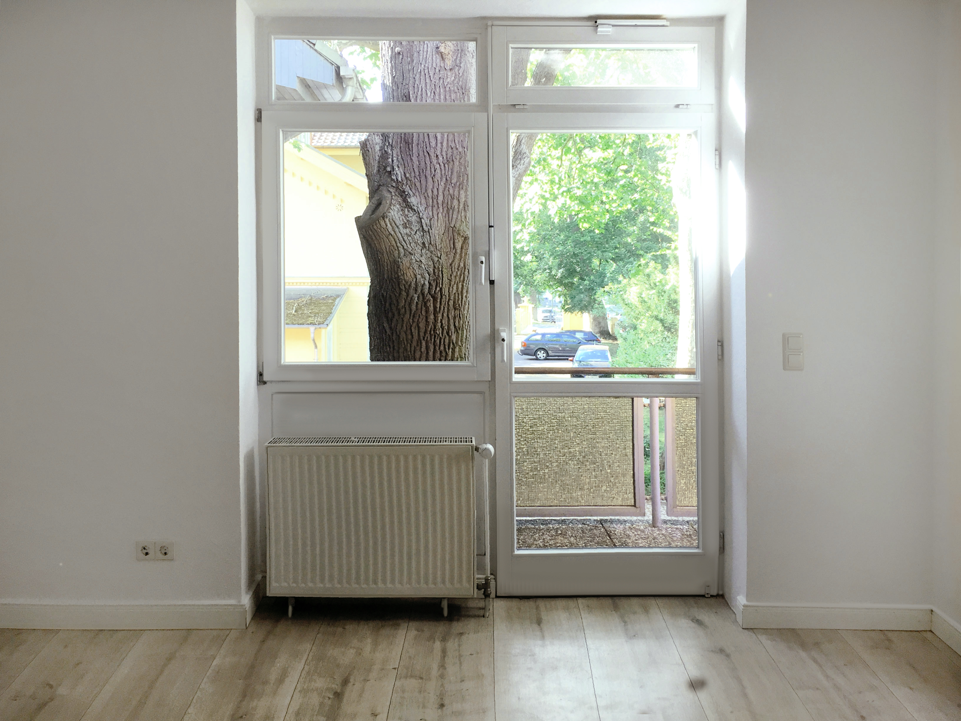 Schlafzimmer mit Blick aufs Balkonfenster