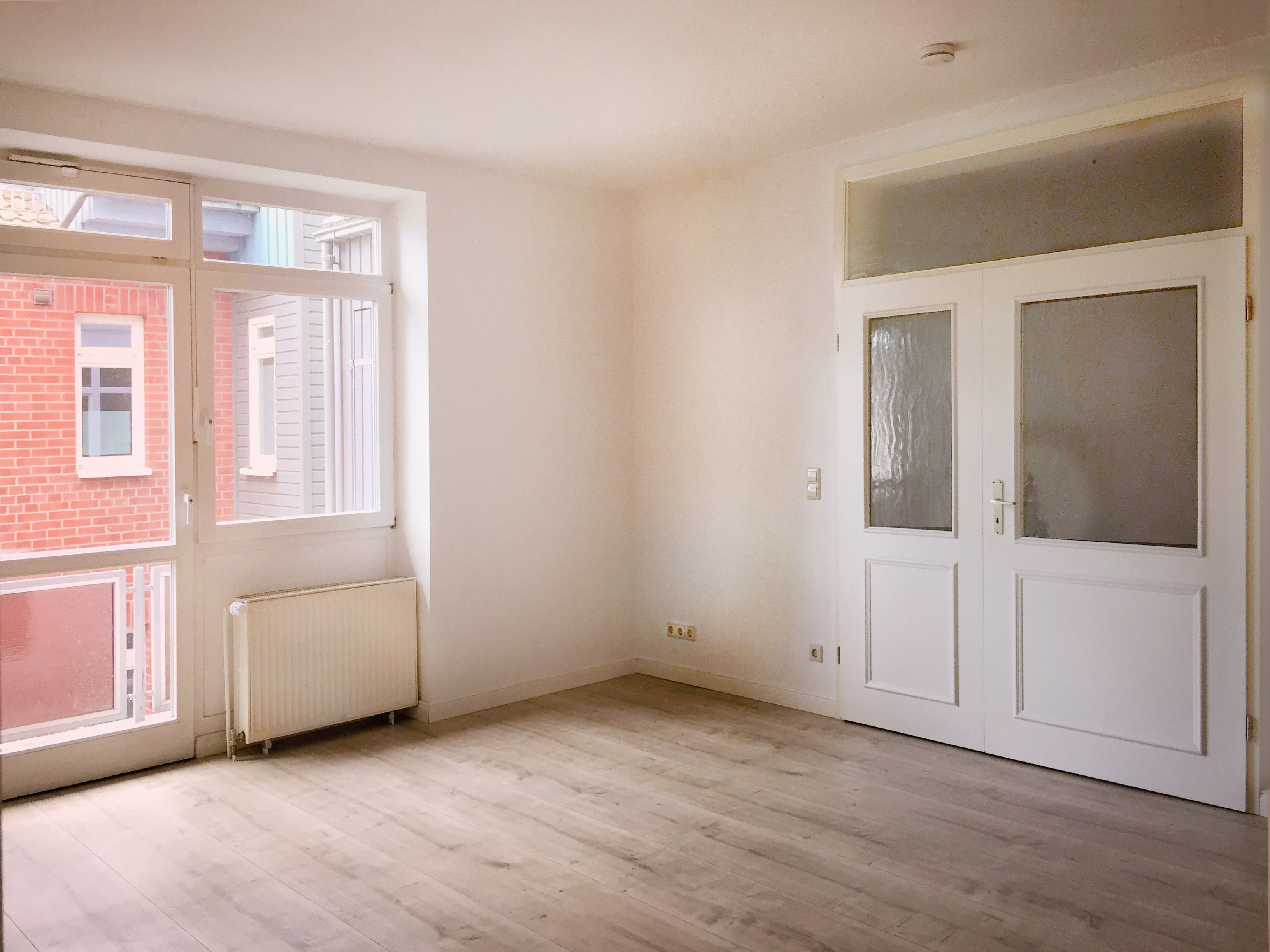 Wohnzimmerecke mit Tür zum Flur