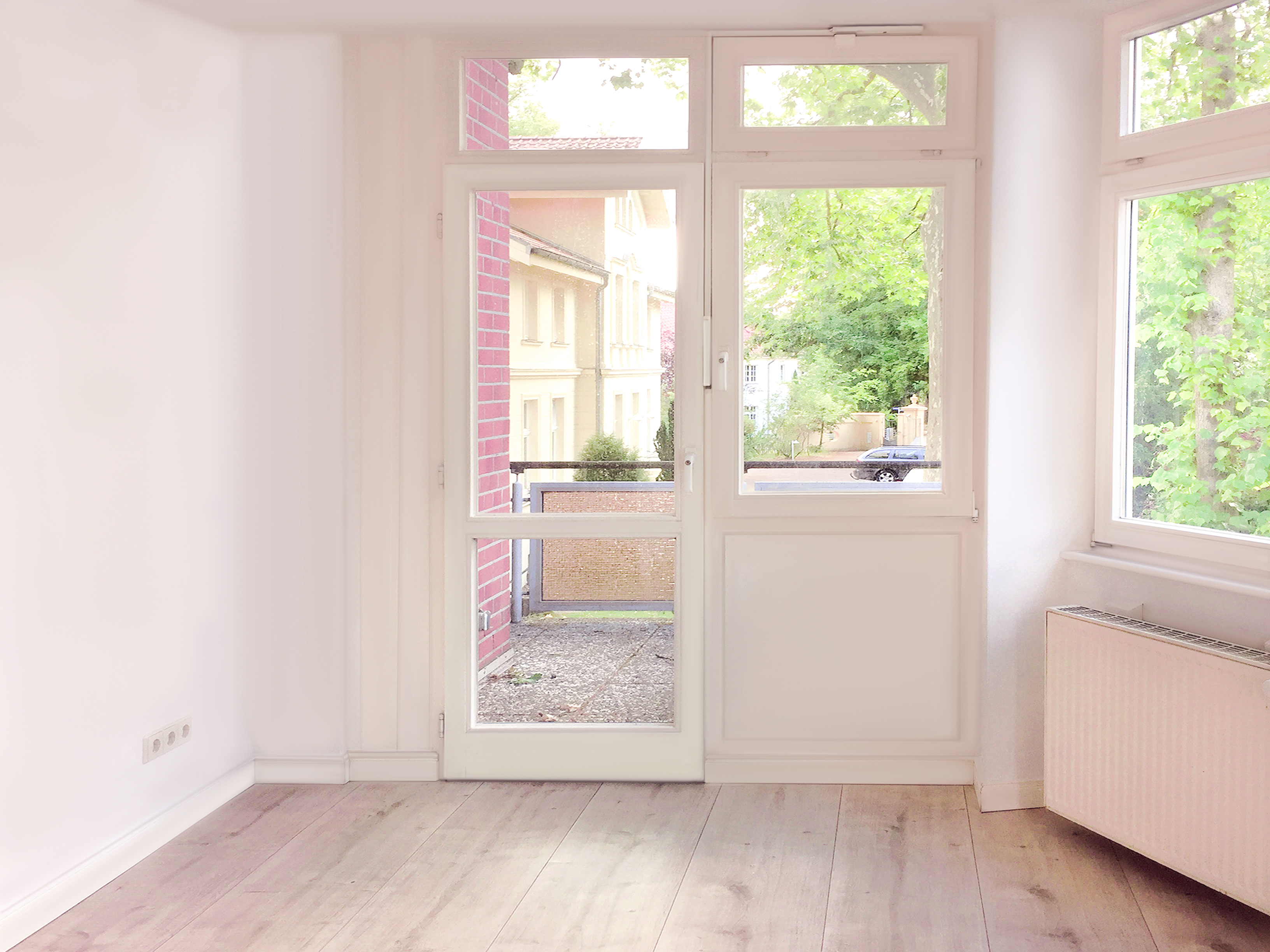 Zimmer zur Straße mit Fensterfront